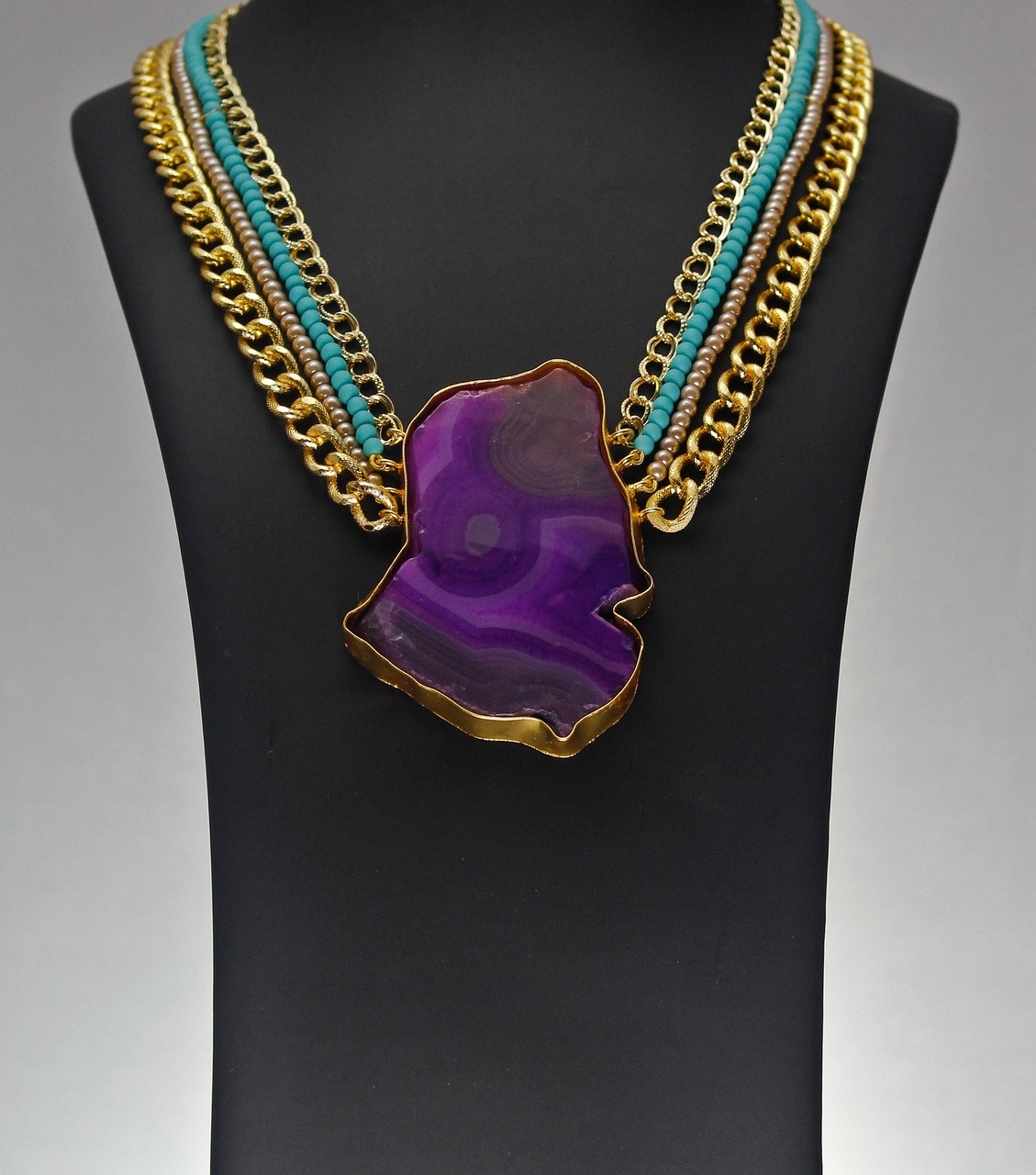Handgefertigter Schmuck im Studio